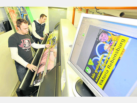 Gro&szlig;formatig: Michael Wiefarn (l.) und Tobias Schnitzenbaumer von Wiefarn Druck produzierten gestern die Banner f&uuml;r die Rebensburg-Feierlichkeiten. foto: plettenberg