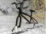 Drei ungewöhnliche Wintersportgeräte: Snowbike, Kicksled und Schneeehirsch