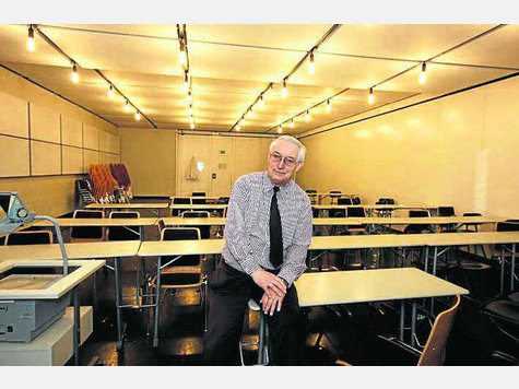 Platznot: Im Gymnasium Fürstenried musste Direktor Wilhelm Eisele heuer eine Klasse sogar in die Aula auslagern. foto: haag Platznot: Im Gymnasium Fürstenried musste Direktor Wilhelm Eisele heuer eine Klasse sogar in die Aula auslagern. foto: haag