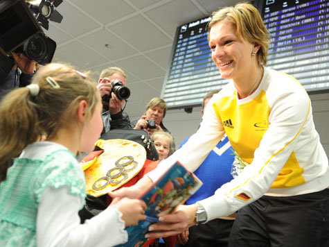 Maria Riesch erfüllte gleich am Flughafen die ersten Autogrammwünsche Maria Riesch erfüllte gleich am Flughafen die ersten Autogrammwünsche