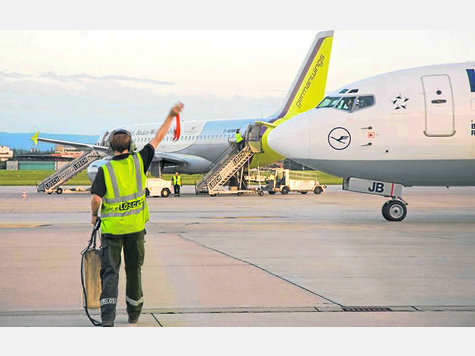 Neue Partner im Bodenverkehrsdienst am Moos-Airport: Seit Montag hat Swiss Losch die Lizenz. Deren Mitarbeiter d&uuml;rfen Flugzeuge abfertigen. Im Eilverfahren best&auml;tigte der Verwaltungsgerichtshof die Entscheidung des Wirtschaftsministeriums. foto: fkn