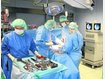 Ein Bild f&uuml;rs Geschichtsbuch: Chirurgie-Chefarzt Dr. Bernhard Weigel (2. v. l.) an seinem fr&uuml;heren Arbeitsplatz im OP des Kreiskrankenhauses Erding. Foto: ham/Archiv