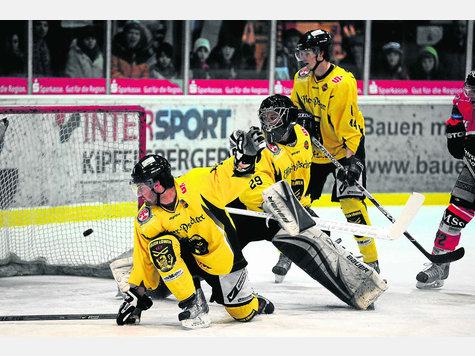 Aus der Traum: Die T&ouml;lzer (v. li.) Andrew Eastman, Andreas Jenike und Pascal Sternkopf hatten gestern beim EHC Klostersee das Nachsehen und verloren mit 3:4. Foto: Bse-Pictures