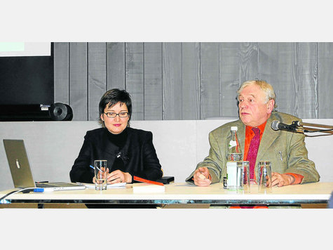 Ergebnisse einer aufwändigen Spurensuche: Sabine Schalm mit Prof. Wolfgang Benz. Ergebnisse einer aufwändigen Spurensuche: Sabine Schalm mit Prof. Wolfgang Benz.