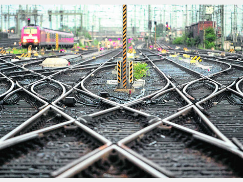 Verwirrung pur. Ob und wann die Bahnstrecke München-Mühldorf ausgebaut wird, ist wieder einmal mehr als offen. Damit wackeln auch S-Bahn-Ringschluss und Walpertskirchener Spange. Foto: dpa Verwirrung pur. Ob und wann die Bahnstrecke München-Mühldorf ausgebaut wird, ist wieder einmal mehr als offen. Damit wackeln auch S-Bahn-Ringschluss und Walpertskirchener Spange. Foto: dpa