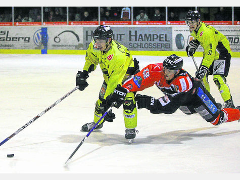 Notfalls mit einem Hechtsprung stoppten die Klosterseer &ndash; hier Bernd Rische (Mi.) &ndash; die T&ouml;lzer um den wiedergenesenen Franz Mangold (li.) und Dominik Walleitner. foto: rabuser