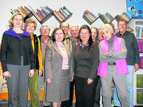 Der Arbeitskreis Asyl hat gewählt (v.l.): Maria Hochsieder, Brigitte Breidenbach, Franz Kretschmer, Gertrud Hecker, Bernhard Rieger, Siegfried Kalwa, Agathe Wittmann, Ilse Pomp, Klaus Wegener, Christina Heiss und Siegfried Schomburg. tb-foto Der Arbeitskreis Asyl hat gewählt (v.l.): Maria Hochsieder, Brigitte Breidenbach, Franz Kretschmer, Gertrud Hecker, Bernhard Rieger, Siegfried Kalwa, Agathe Wittmann, Ilse Pomp, Klaus Wegener, Christina Heiss und Siegfried Schomburg. tb-foto