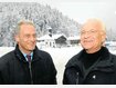 Wenn Edmund Stoiber seinem Parteifreund, Bundesverkehrsminister Peter Ramsauer (hier bei einer CSU-Tagung in Wildbad Kreuth), einen Brief der St&auml;dte Wolfratshausen und Geretsried zum Thema S 7-Verl&auml;ngerung &uuml;bergibt, nennt das der Geretsrieder Ex-Stadtrat Walter B&uuml;ttner &bdquo;Mafia-Methoden&ldquo;. Foto: dpa/Archiv