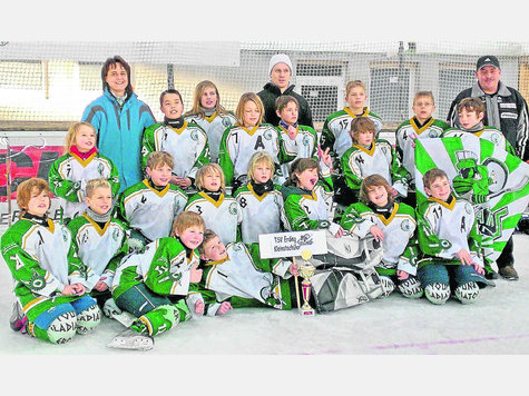 Über den Turniersieg freuen sich die Erdinger Kleinstschüler mit Trainer Ales Jirik (hinten, Mitte) sowie den Betreuern Tatjana Wagner (l.) und Rudi Zimmermann. foto: sin Über den Turniersieg freuen sich die Erdinger Kleinstschüler mit Trainer Ales Jirik (hinten, Mitte) sowie den Betreuern Tatjana Wagner (l.) und Rudi Zimmermann. foto: sin