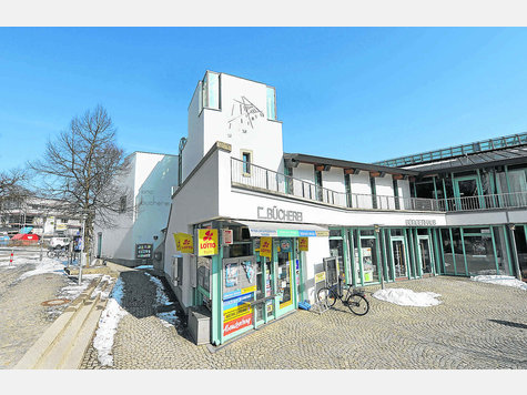 Das Gräfelfinger Bürgerhaus ist in die Jahre gekommen. Nach Plänen von Architekt Klaus Molenaar könnte es vergrößert, modernisiert und besser isoliert werden. F: js Das Gräfelfinger Bürgerhaus ist in die Jahre gekommen. Nach Plänen von Architekt Klaus Molenaar könnte es vergrößert, modernisiert und besser isoliert werden. F: js