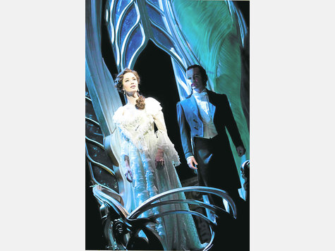 Beide waren auch im Original dabei: Ramin Karimloo als Phantom und Sierra Boggess als dessen angebetete Christine in dem neuen Musical &bdquo;Love Never Dies&ldquo;. Foto: catherine Ashmore