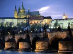 Karlsbrücke in Prag - Kritiker wollen einen Stopp der Renovierungsarbeiten