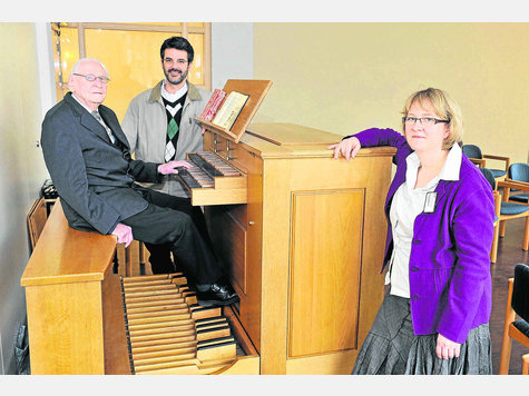 Freuen sich über den Orgeltausch: (v.l.) Pfarrer Norbert Schuster, Pfarrer Christoph Leutgäb und Claudia Hörbrand. foto: gronau Freuen sich über den Orgeltausch: (v.l.) Pfarrer Norbert Schuster, Pfarrer Christoph Leutgäb und Claudia Hörbrand. foto: gronau