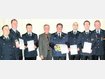 Treue Feuerwehrler: Die Verdienstnadel in Bronze erhielten vom Vize-B&uuml;rgermeister Hans Hanrieder (4. v. l.) f&uuml;r 15 Jahre aktiven Dienst (v. l.) Josef Bohmann und Markus Krau&szlig;. Die Vereinsnadel in Silber (f&uuml;r 25 Jahre aktiven Dienst) ging an Herbert Feichtner und Andreas Spickeneder, w&auml;hrend Wolfgang Nagl f&uuml;r sein 30-j&auml;hrige Treue geehrt wurde. Karl-Heinz Zimmer &ndash; seit 40 Jahre dabei &ndash; bekam die goldene Nadel. Und Josef Maier wurde f&uuml;r sein &bdquo;60-J&auml;hriges&ldquo; ausgezeichnet. Foto: FFW