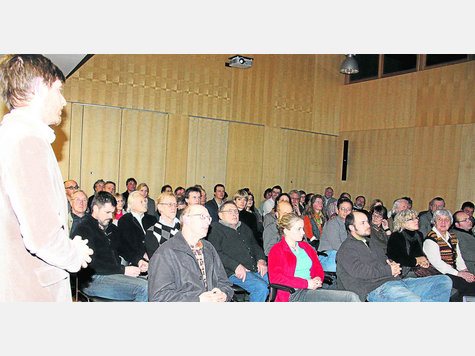 Arch&auml;ologie hautnah konnten die Besucher des Vortrages mit Harald Krause (l.) in Isen erleben. Foto: huber