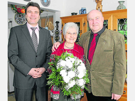 Gratulation: Das Jubelpaar mit B&uuml;rgermeister Stefan Kolbe. fotos: sch