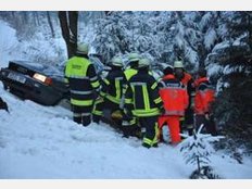 Auto kollidiert mit Lkw - Fahrer schwer verletzt