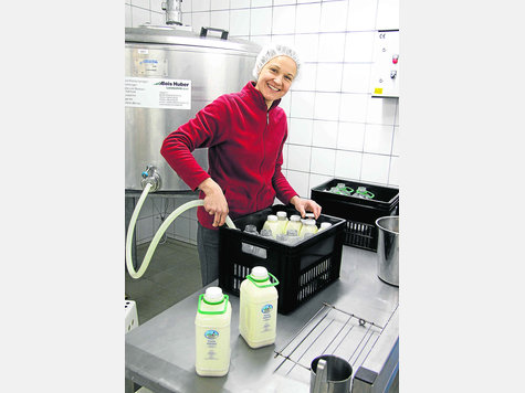 500 Liter Trinkmilch und Joghurt produzieren Carmen Genzinger und ihr Lebensgefährte Philipp Bay derzeit in ihrer kleinen Hofmolkerei. Foto: sh 500 Liter Trinkmilch und Joghurt produzieren Carmen Genzinger und ihr Lebensgefährte Philipp Bay derzeit in ihrer kleinen Hofmolkerei. Foto: sh