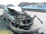 Auto prallt in die Leitplanke