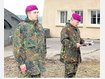 Geehrt: Stabsunteroffizier Steven Kwiatkowski (links) wird von Oberst Dietmar Werstler (rechts) f&uuml;r seinen beherzten Einsatz gelobt. fkn