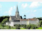 Pater prügelt Schüler