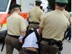 Betrunkene 14-Jährige schlägt Polizisten