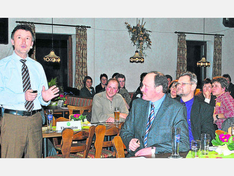 Richtiges Zeitmanagement versuchte Referent Erwin Ballis (l.) zu vermitteln. Foto: Aicher
