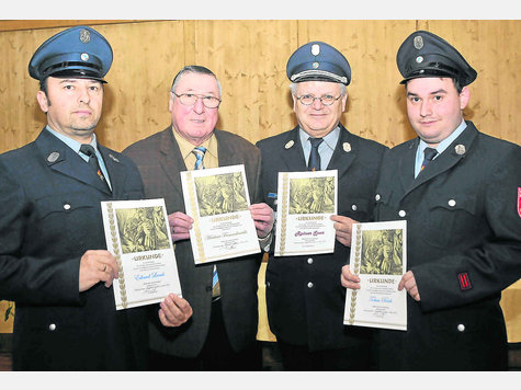 Selbst geehrt: Vorsitzender Rainer Spar (2.v.r.) erhielt f&uuml;r 20 Jahre Zugeh&ouml;rigkeit zur Feuerwehr H&ouml;henkirchen eine Urkunde. F&uuml;r zehn Jahre wurden Edvard Lesnik (l.) und Tobias B&ouml;ck (r.) ausgezeichnet, f&uuml;r 25 Jahre als F&ouml;rdermitglied Herbert Frauenknecht. Foto: big