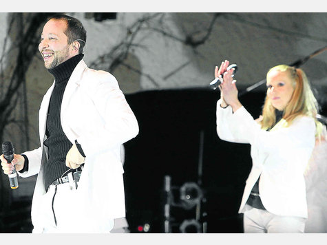 Star des Abends: DJ Bobo sorgt mit seinen bekanntesten Hits im Michael-Ende-Kurpark für gute Stimmung. foto: BSE-Pictures.de Star des Abends: DJ Bobo sorgt mit seinen bekanntesten Hits im Michael-Ende-Kurpark für gute Stimmung. foto: BSE-Pictures.de