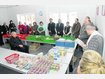 Ein gedeckter Tisch und viel Platz: Tafelhelfer und Ehreng&auml;ste bei der Einweihung der neuen R&auml;ume im ehemaligen Waitzinger Hof. Foto: Leder