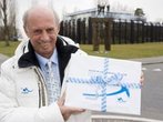 Willy Bogner übergibt Münchner Bewerbungsbuch