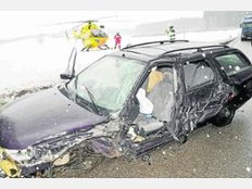 Schwere Unfälle auf glatten Straßen
