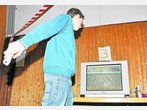 Bowlen und Baseball spielen mit Bildschirm und Fernbedienung