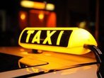 Unfall, weil Taxi-Gast zuschlägt
