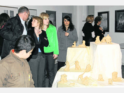 Interessiert schauten sich die Besucher bei der Ausstellungs-Eröffnung die Arbeiten der Schüler an. Interessiert schauten sich die Besucher bei der Ausstellungs-Eröffnung die Arbeiten der Schüler an.
