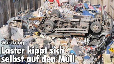 Laster kippt sich selbst auf den Müll