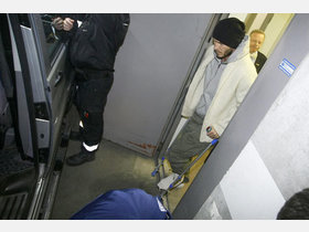 Nach der OP: Hier verl&auml;sst Beckham die Klinik
