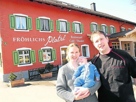 Müssen einen neuen Namen für ihre Wirtschaft suchen: Benjamin und Uschi Fröhlich mit Söhnchen Felix. Foto: Herpen Müssen einen neuen Namen für ihre Wirtschaft suchen: Benjamin und Uschi Fröhlich mit Söhnchen Felix. Foto: Herpen