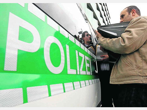 Fündig geworden ist die Polizei bei einer Kaffeefahrt. kn Fündig geworden ist die Polizei bei einer Kaffeefahrt. kn