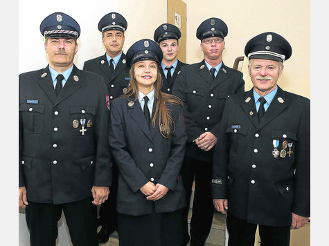 Neuer Vorstand: Ralf Wagner, Markus Mende, Melanie Mende, Johann G&ouml;pfert jun., Thomas Schnitzenbaumer und Herbert Baumann (v.l.) wurden bei der Jahreshauptversammlung in den Vorstand gew&auml;hlt. foto: rabe