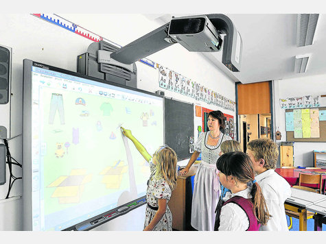 Die interaktive Schultafel wird schon seit mehr als einem Jahr in der Isardamm-Schule in Geretsried genutzt – mit Erfolg, wie die Rektorin Renate Kreis versichert. Foto: Lippert Die interaktive Schultafel wird schon seit mehr als einem Jahr in der Isardamm-Schule in Geretsried genutzt – mit Erfolg, wie die Rektorin Renate Kreis versichert. Foto: Lippert