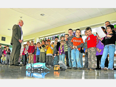 Ein kleiner Betonmischer und ein Mini-Kipper symbolisieren, dass die energetische Sanierung der Schule Nord bald beginnt. Im Beisein der vielen Schüler gab OB Sepp Kellerer den Startschuss für die vom Konjunkturpaket II geförderten Arbeiten. foto: voxbrunner Ein kleiner Betonmischer und ein Mini-Kipper symbolisieren, dass die energetische Sanierung der Schule Nord bald beginnt. Im Beisein der vielen Schüler gab OB Sepp Kellerer den Startschuss für die vom Konjunkturpaket II geförderten Arbeiten. foto: voxbrunner