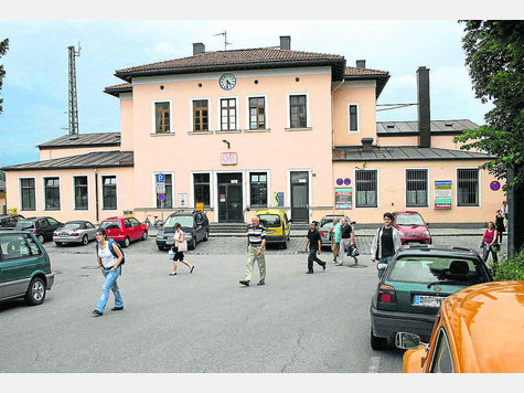Schönheitskur: Das Murnauer Bahnhofsgebäude, das der Ideal Mobil AG gehört, soll auf Vordermann gebracht werden. Foto: Lory Schönheitskur: Das Murnauer Bahnhofsgebäude, das der Ideal Mobil AG gehört, soll auf Vordermann gebracht werden. Foto: Lory