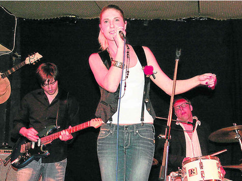 Sympathische Sängerin von nebenan – mit reichlich Hit-Potenzial: Ania Jools mit Gitarrist Kilian Neißel und Schlagzeuger Oscar Kraus am Samstagabend im Village. foto: jaksch Sympathische Sängerin von nebenan – mit reichlich Hit-Potenzial: Ania Jools mit Gitarrist Kilian Neißel und Schlagzeuger Oscar Kraus am Samstagabend im Village. foto: jaksch