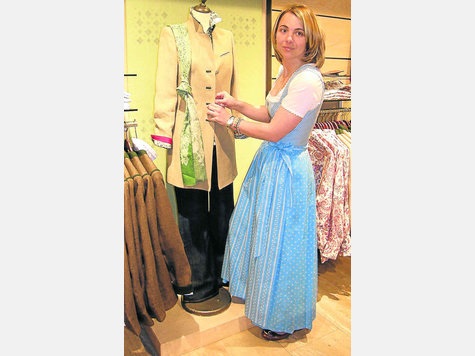 Magdalena Rappengl&uuml;ck mit einem zweiteiligen Dirndl im Mustermix; Preis (ohne Bluse): 169 Euro. fotos (3): jpa