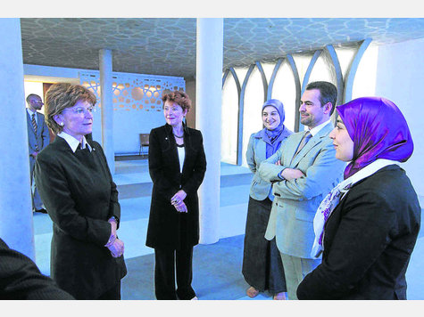 Die Regionalbischöfin Susanne Breit-Keßler (v.li.) und die Münchner Stadtdekanin Barbara Kittelberger in der Penzberger Moschee, hier mit Nermina und Benjamin Idriz und Gönül Yerli. Foto: wos Die Regionalbischöfin Susanne Breit-Keßler (v.li.) und die Münchner Stadtdekanin Barbara Kittelberger in der Penzberger Moschee, hier mit Nermina und Benjamin Idriz und Gönül Yerli. Foto: wos