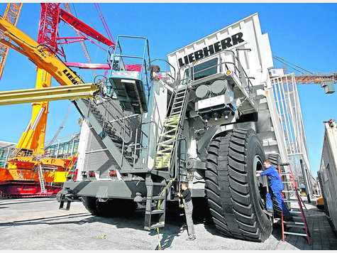 Der größte Muldenkipper der Welt: Bis zu 400 Tonnen Gestein kann der 3650 PS starke „Liebherr T 282 C“ laden. Foto: reinhard Kurzendörfer Der größte Muldenkipper der Welt: Bis zu 400 Tonnen Gestein kann der 3650 PS starke „Liebherr T 282 C“ laden. Foto: reinhard Kurzendörfer