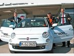 Freisinger Autoschau: Gewinner Jochen Rupp holt sich seinen Wagen ab - einen Fiat 500