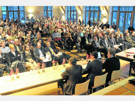 Auf riesiges Interesse stieß bei den Oberhachingern die Informationsveranstaltung zum Geothermieprojekt. Stellenweise wurde Unmut laut. Foto: Jürgen Bollig Auf riesiges Interesse stieß bei den Oberhachingern die Informationsveranstaltung zum Geothermieprojekt. Stellenweise wurde Unmut laut. Foto: Jürgen Bollig