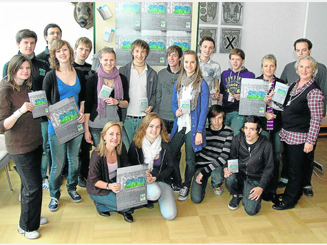 Im Landratsamt stellten die Sch&uuml;ler ihr Projekt vor. Foto: Stefan Rossmann